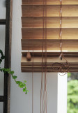 Żaluzja bambusowa 50mm GRAHAM montowana do sufitu w biurze.