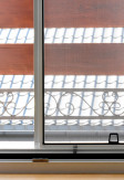  Moskitiera okienna kołnierzowa (biała, brązowa, antracyt) wykonana na dokładny wymiar. Siatka na okno przeciw owadom.