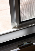  Moskitiera okienna kołnierzowa (biała, brązowa, antracyt) wykonana na dokładny wymiar. Siatka na okno przeciw owadom.