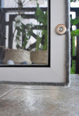 Magnes wewnętrzny domykający moskitierę drzwiową aluminiową w kolorze białym