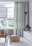 Szara roleta rzymska w tkaninie transparentnej o ozdobnych pionowych paseczkach w salonie o stylu skandynawskim.