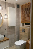 Żaluzja bambusowa 25mm w kolorze słomkowym na oknie w łazience. 