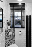  Żaluzja drewniana w kolorze czarnym o lamelkach 50mm drabinka taśmowa montaż nad wnęką w łazience.