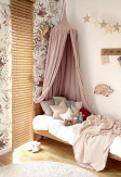 Żaluzja bambusowa w kolorze Słomkowym 50 mm z drabinką sznurkową w pokoju małej dziewczynki. 