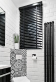 Czarna elegancka żaluzja drewniana o lamelkach 50mm z drabinką sznurkową w czarno białej łazience