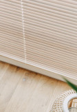 Pobielane żaluzje bambusowe 25mm z widoczną i naturalną strukturą drewna montowane inwazyjnie na oknie z wywietrznikiem.