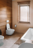 Żaluzja bambusowa w kolorze Słomkowym 50mm z widocznymi słojami w łazience.