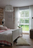 Sypialnia w stylu skandynawskim z białą drewnianą żaluzją 50mm