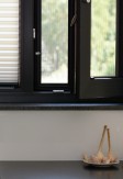Aluminiowa moskitiera okienna kołnierzowa - kolor ramki antracyt - widok z pomieszczenia -nasze domowe pielesze.