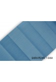 Niebieska tkanina zaciemniająca oraz odbijająca promienie słoneczne (SARA PEARL 1-0464) na rolety plisowane.
