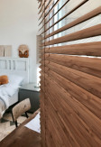 Żaluzje bambusowe 25mm w kolorze graham z widoczną i naturalną strukturą drewna w biurze.