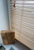 Żaluzje bambusowe odporne na wilgoć 25mm w kolorze graham z widoczną i naturalną strukturą drewna w łazience.